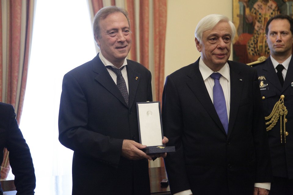 Παρασημοφόρηση των καθηγητών Θέμελη-Σταμπολίδη από τον Παυλόπουλο [εικόνες] | iefimerida.gr 2