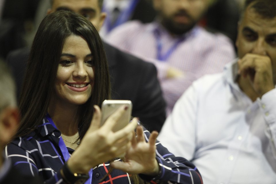 Selfies και νεανικά χαμόγελα στο συνέδριο της ΟΝΝΕΔ στην Παιανία [εικόνες] | iefimerida.gr 3