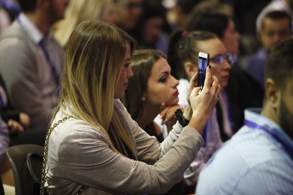 Selfies και νεανικά χαμόγελα στο συνέδριο της ΟΝΝΕΔ στην Παιανία [εικόνες] | iefimerida.gr 4