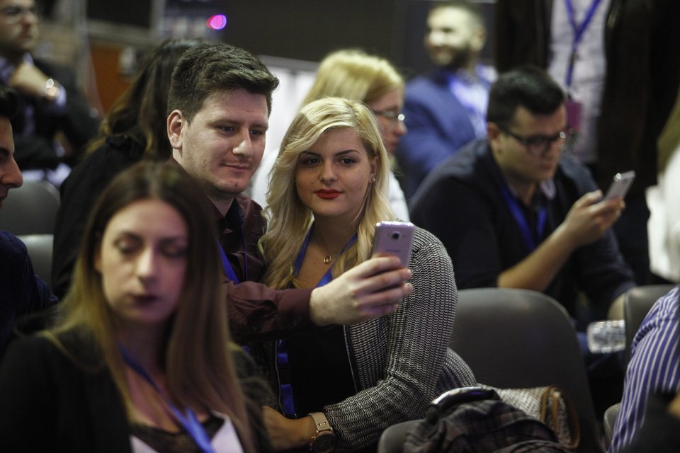 Selfies και νεανικά χαμόγελα στο συνέδριο της ΟΝΝΕΔ στην Παιανία [εικόνες] | iefimerida.gr 5