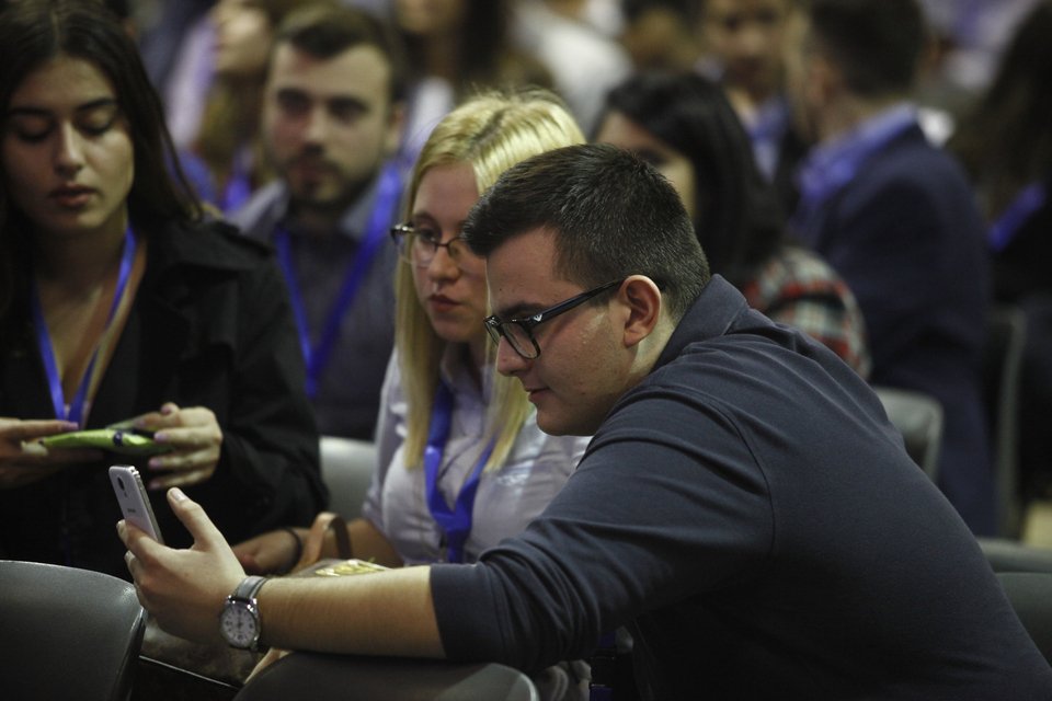 Selfies και νεανικά χαμόγελα στο συνέδριο της ΟΝΝΕΔ στην Παιανία [εικόνες] | iefimerida.gr 6