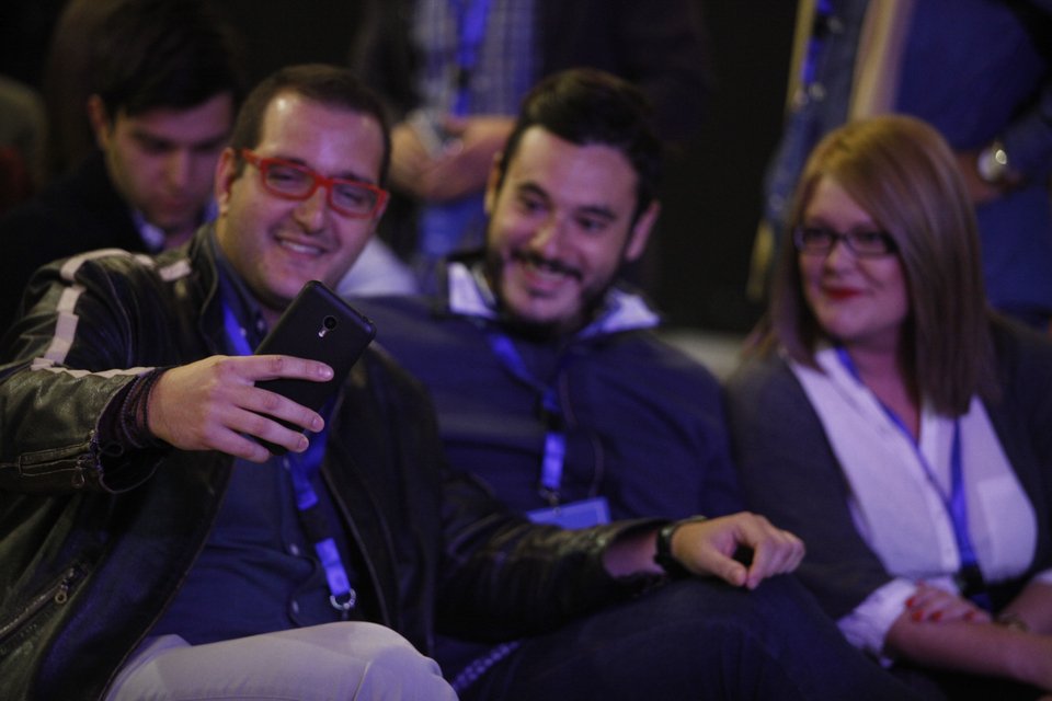 Selfies και νεανικά χαμόγελα στο συνέδριο της ΟΝΝΕΔ στην Παιανία [εικόνες] | iefimerida.gr 7