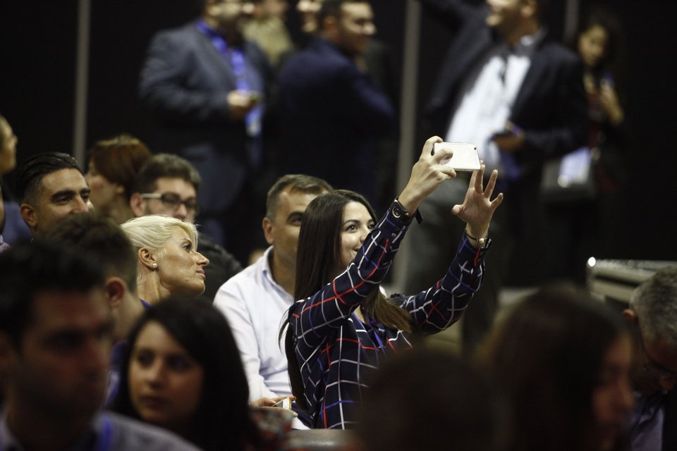 Selfies και νεανικά χαμόγελα στο συνέδριο της ΟΝΝΕΔ στην Παιανία [εικόνες] | iefimerida.gr 8