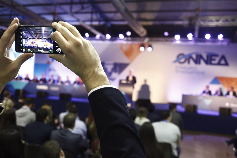 Selfies και νεανικά χαμόγελα στο συνέδριο της ΟΝΝΕΔ στην Παιανία [εικόνες] | iefimerida.gr 9