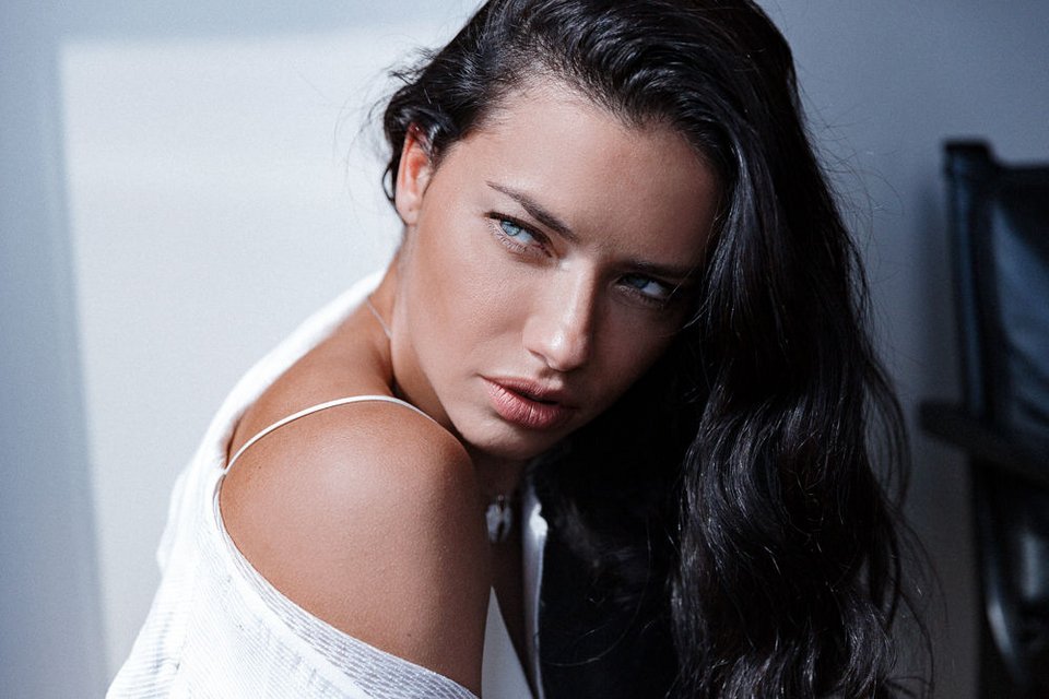 Τι βάζει η Adriana Lima στα μαλλιά της για να είναι λαμπερά [εικόνες] | iefimerida.gr 0