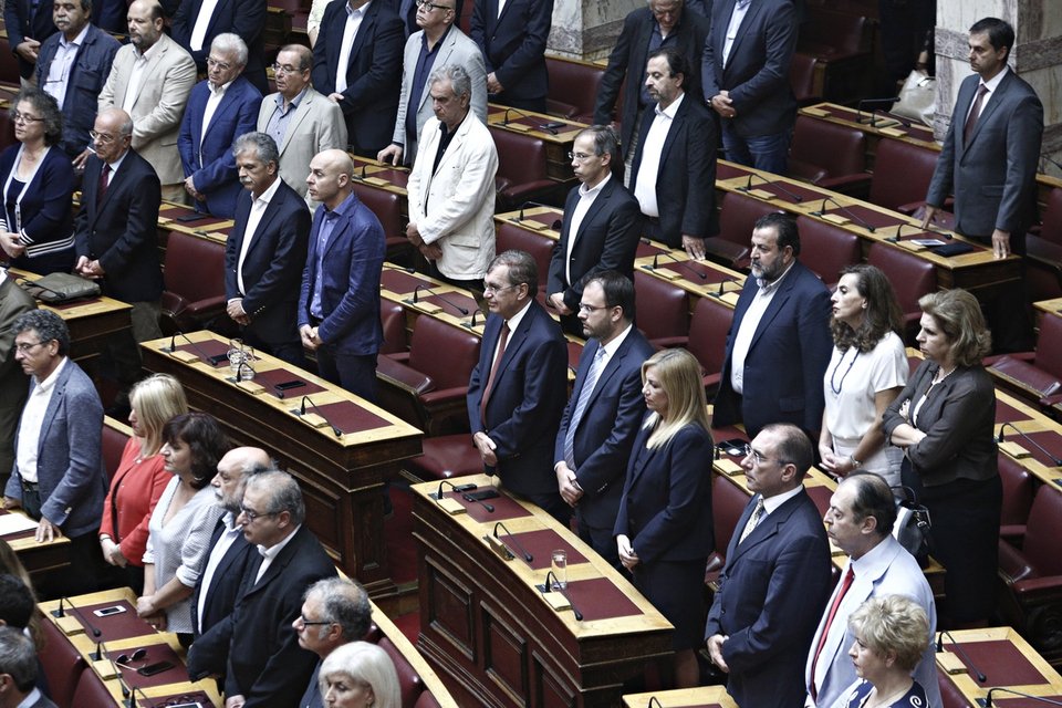 Ιερώνυμος στους βουλευτές: Ευχόμαστε και σε εσάς και σε εμάς καλή δύναμη  | iefimerida.gr 5