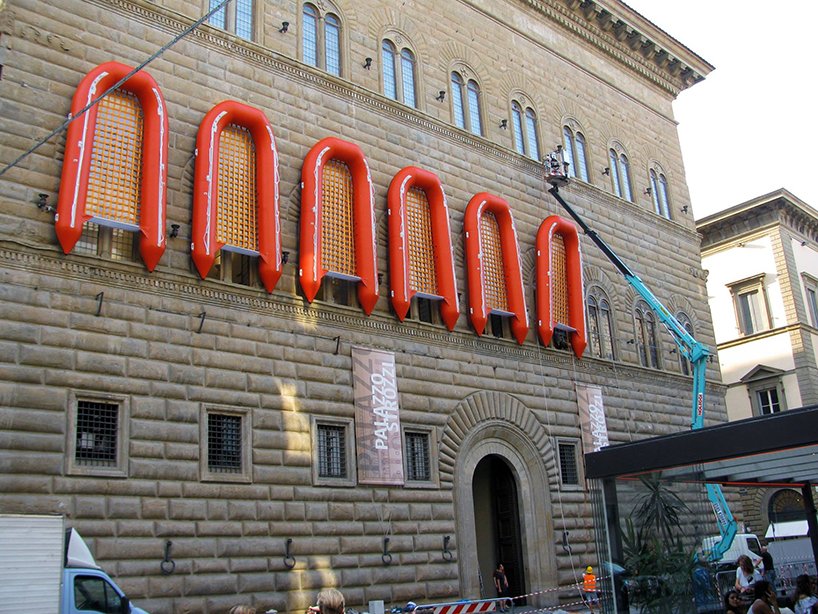Ο Ai Weiwei τυλίγει το Palazzo Strozzi με 22 σωστικές λέμβους [εικόνες & βίντεο]  | iefimerida.gr 1