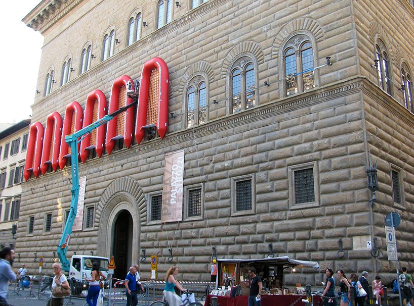 Ο Ai Weiwei τυλίγει το Palazzo Strozzi με 22 σωστικές λέμβους [εικόνες & βίντεο]  | iefimerida.gr 0