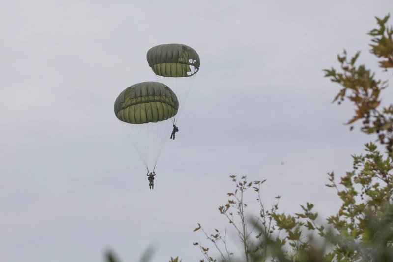 F-16, άρματα μάχης, ΟΥΚ και αλεξιπτωτιστές -Οι καλύτερες στιγμές της στρατιωτικής παρέλασης [εικόνες & βίντεο] | iefimerida.gr 5
