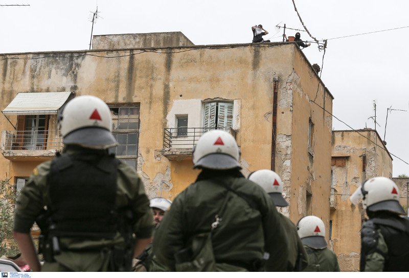 Επεισόδια κοντά στον Aρειο Πάγο: Αντιεξουσιαστές πέταξαν πέτρες στα ΜΑΤ -Δυο συλλήψεις [εικόνες] | iefimerida.gr 1