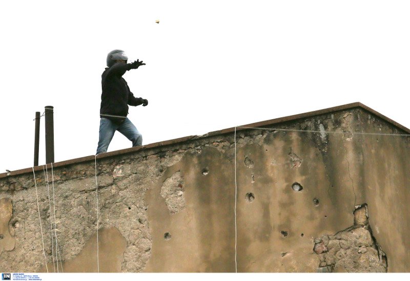 Επεισόδια κοντά στον Aρειο Πάγο: Αντιεξουσιαστές πέταξαν πέτρες στα ΜΑΤ -Δυο συλλήψεις [εικόνες] | iefimerida.gr 0