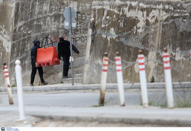 Επεισόδια κοντά στον Aρειο Πάγο: Αντιεξουσιαστές πέταξαν πέτρες στα ΜΑΤ -Δυο συλλήψεις [εικόνες] | iefimerida.gr 2