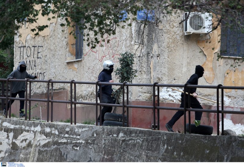 Επεισόδια κοντά στον Aρειο Πάγο: Αντιεξουσιαστές πέταξαν πέτρες στα ΜΑΤ -Δυο συλλήψεις [εικόνες] | iefimerida.gr 3