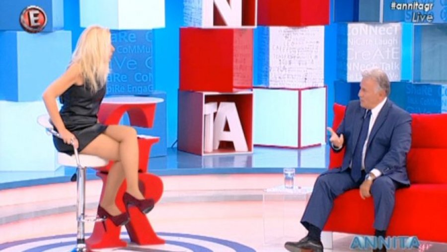 Η Αννίτα Πάνια βάζει κρέμα στο μέτωπο του Παναγιώτη Ψωμιάδη [βίντεο] | iefimerida.gr 0