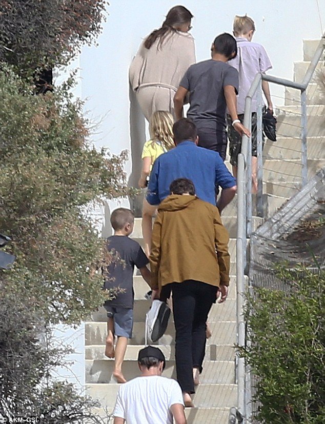 Θρίλερ το διαζύγιο των Brangelina: Το FBI πήγε στο σπίτι της Τζολί- [εικόνες] | iefimerida.gr 2