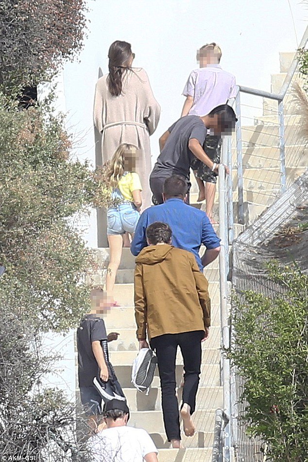 Θρίλερ το διαζύγιο των Brangelina: Το FBI πήγε στο σπίτι της Τζολί- [εικόνες] | iefimerida.gr 0