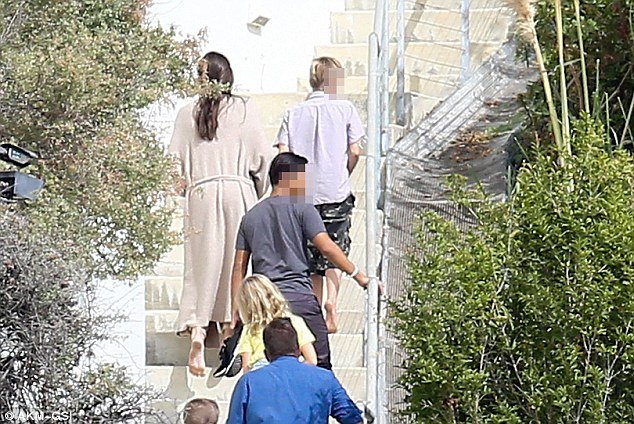 Θρίλερ το διαζύγιο των Brangelina: Το FBI πήγε στο σπίτι της Τζολί- [εικόνες] | iefimerida.gr 1