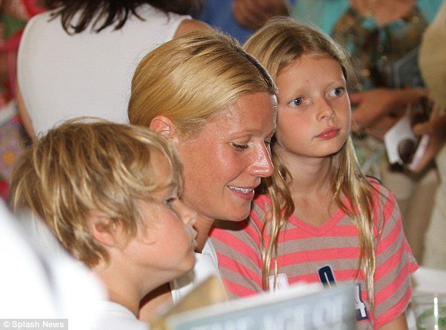 Η κόρη της Πάλτροου και του Κρις Μάρτιν πήρε το μικρόφωνο και μάγεψε [βίντεο] | iefimerida.gr 1