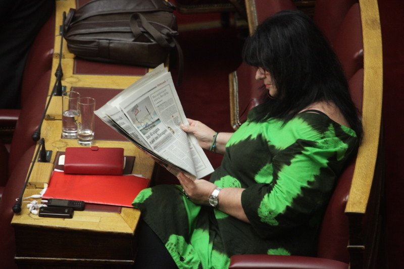Η Αννα Βαγενά «ξαναχτυπά»: Με τα πόδια στο τραπέζι της Βουλής -Σάλος στα social media | iefimerida.gr 1