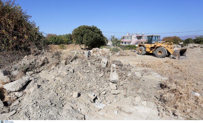 Κως: Σε χωράφι με μπάζα ψάχνουν ίχνη του μικρού Μπεν -Τα πέταγε εκεί ο Μπάρκας [εικόνες] | iefimerida.gr 2