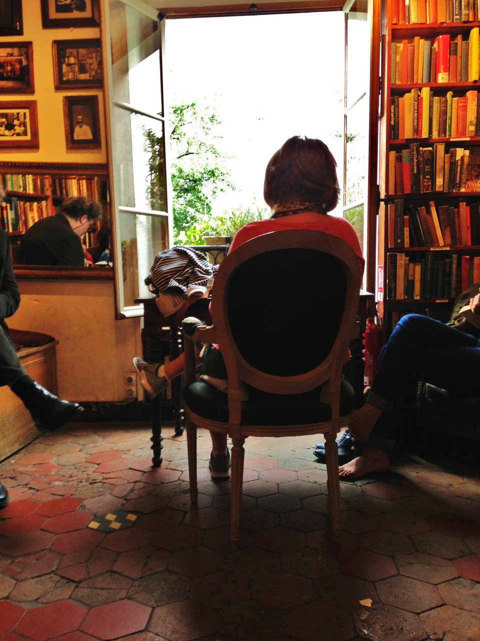 Εμπειρία ζωής: Ενα μαγικό βιβλιοπωλείο υπάρχει στο Παρίσι, όπου μπορείς και να κοιμάσαι [εικόνες] | iefimerida.gr 5