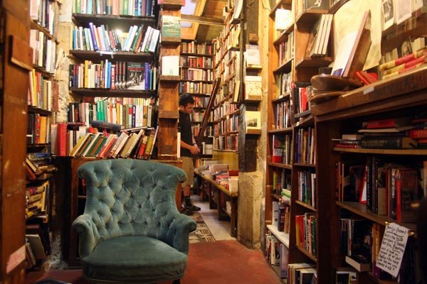 Εμπειρία ζωής: Ενα μαγικό βιβλιοπωλείο υπάρχει στο Παρίσι, όπου μπορείς και να κοιμάσαι [εικόνες] | iefimerida.gr 4