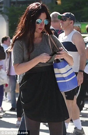 Κοινωνικό πείραμα: Πώς το χρώμα των μαλλιών σου καθορίζει αν θα σε βοηθούσε (ή όχι) ένας ξένος [εικόνες] | iefimerida.gr 1