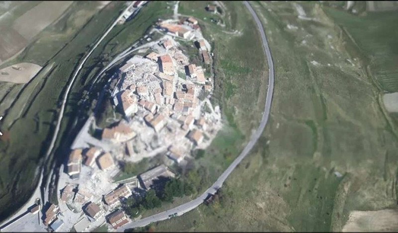 Τι άφησε ο σεισμός στην Ιταλία: Ολόκληρα χωριά εξαφανίστηκαν από το χάρτη και δεκάδες χιλιάδες άστεγοι ζουν με το φόβο [εικόνες & βίντεο]  | iefimerida.gr 1