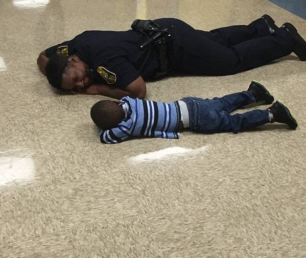 Συγκινητική φωτογραφία: Αστυνομικός παρηγορεί μικρό αγόρι που κλαίει [εικόνα] | iefimerida.gr 0