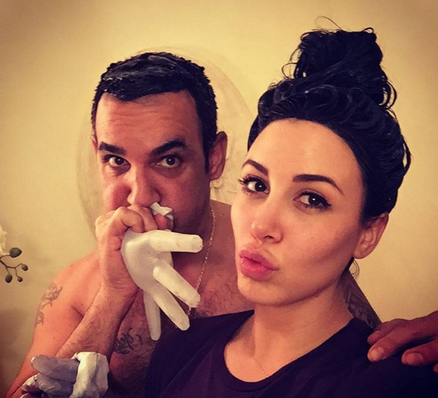 Ο Αλκης Δαυίδ κοιμάται με τα οπίσθια της συζύγου του στο κεφάλι [εικόνα] | iefimerida.gr 1