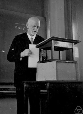 Ο άνθρωπος που... διόρθωσε τον Ευκλείδη – Ο Γερμανός «πατέρας» της Γεωμετρίας [εικόνες] | iefimerida.gr 2