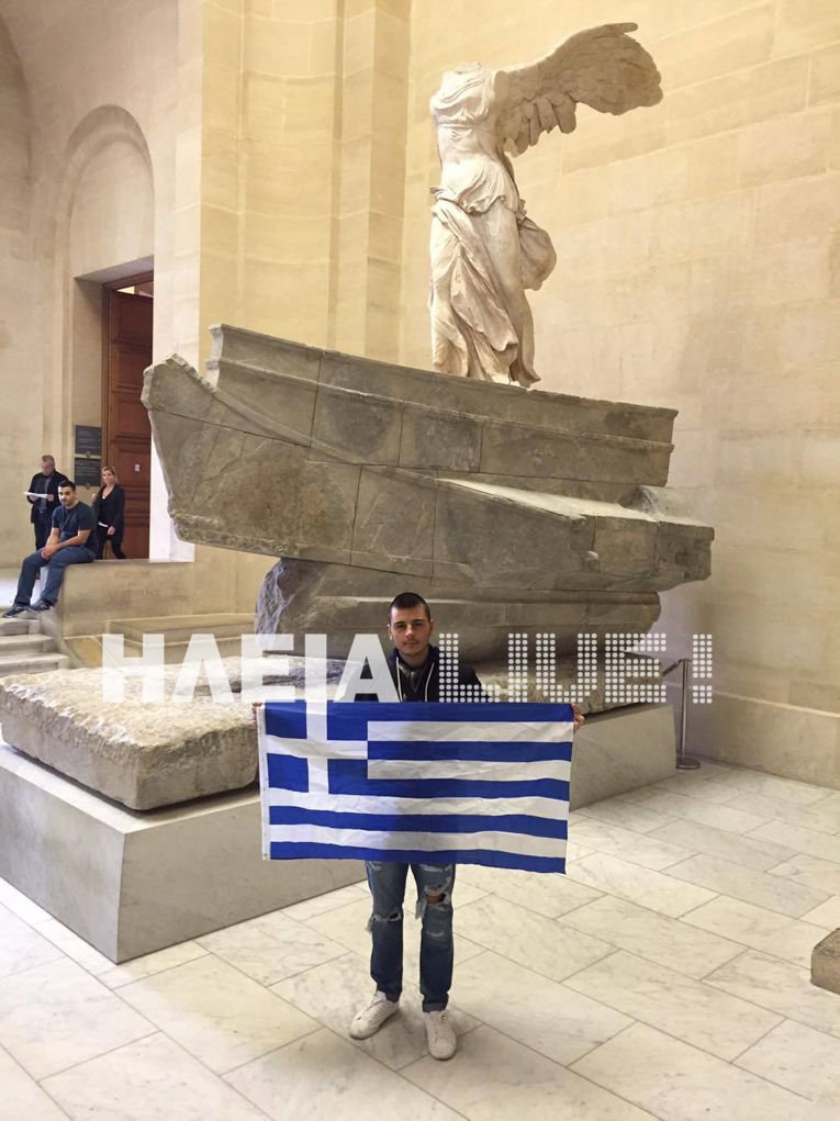 Eλληνες φοιτητές διαμαρτυρήθηκαν σηκώνοντας την ελληνική σημαία σε Βρετανικό Μουσείο και Λούβρο [εικόνες] | iefimerida.gr 1