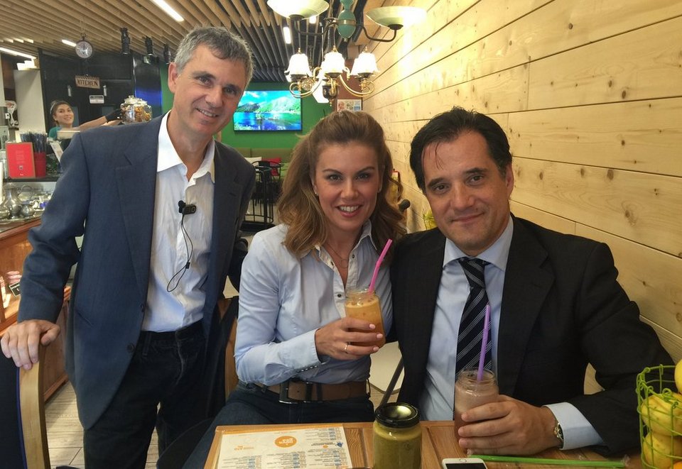 Αδωνις και Ευγενία πίνουν χυμούς στο μαγαζί που άνοιξε ο δημοσιογράφος Αντώνης Φουρλής [εικόνες] | iefimerida.gr 0