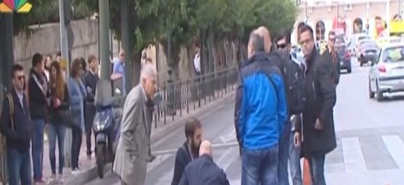 O πρώην υπουργός, Τάσος Γιαννίτσης ενεπλάκη σε τροχαίο έξω από τη Βουλή [εικόνα] | iefimerida.gr 0