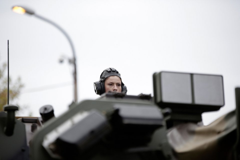 F-16, άρματα μάχης, ΟΥΚ και αλεξιπτωτιστές -Οι καλύτερες στιγμές της στρατιωτικής παρέλασης [εικόνες & βίντεο] | iefimerida.gr 4