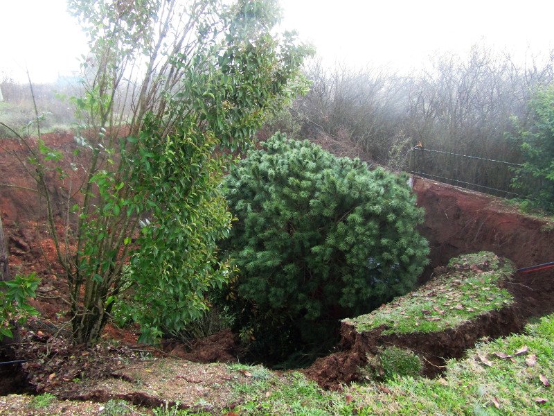 Ο σεισμός άνοιξε ρήγμα 10 μέτρων στην εθνική οδό Ιωαννίνων-Αρτας [εικόνες & βίντεο] | iefimerida.gr 1