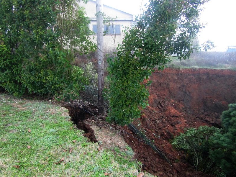 Ο σεισμός άνοιξε ρήγμα 10 μέτρων στην εθνική οδό Ιωαννίνων-Αρτας [εικόνες & βίντεο] | iefimerida.gr 2