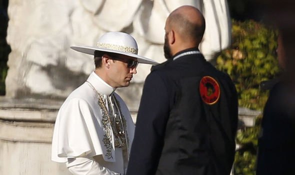 Σοκαριστικός Πάπας ο Τζουντ Λο, σε τηλεοπτική σειρά [εικόνες] | iefimerida.gr 0