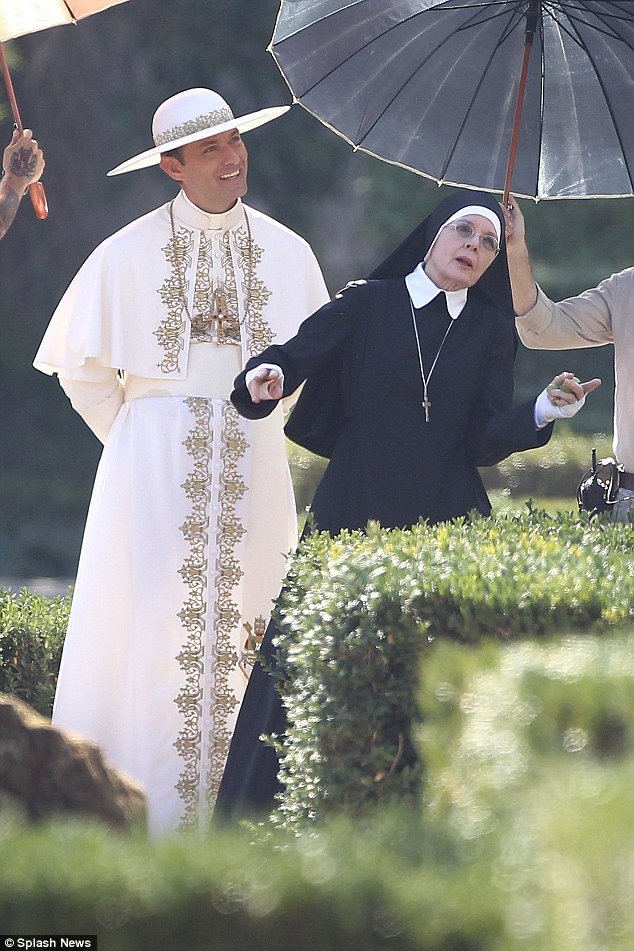 Σοκαριστικός Πάπας ο Τζουντ Λο, σε τηλεοπτική σειρά [εικόνες] | iefimerida.gr 3