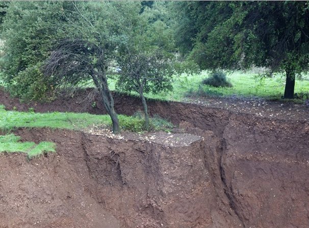 Ανοιξε η γη στα Ιωάννινα -«Τρύπα» 200 τ.μ., με βάθος πάνω από 20 μέτρα [εικόνες & βίντεο] | iefimerida.gr 0