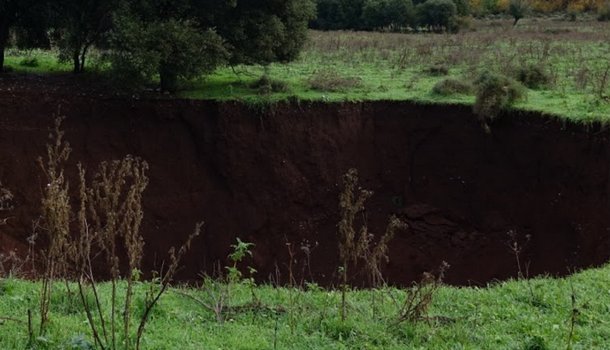 Ανοιξε η γη στα Ιωάννινα -«Τρύπα» 200 τ.μ., με βάθος πάνω από 20 μέτρα [εικόνες & βίντεο] | iefimerida.gr 1