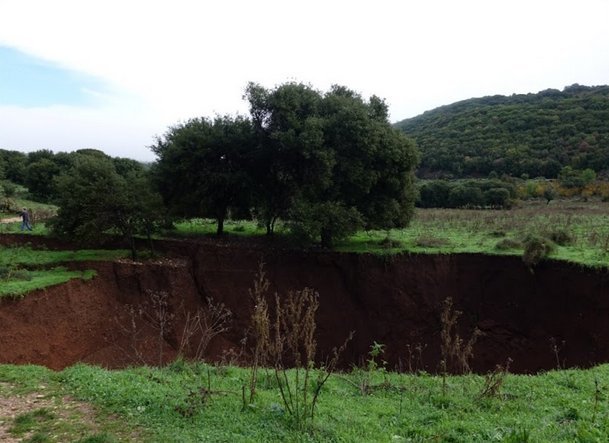 Ανοιξε η γη στα Ιωάννινα -«Τρύπα» 200 τ.μ., με βάθος πάνω από 20 μέτρα [εικόνες & βίντεο] | iefimerida.gr 3