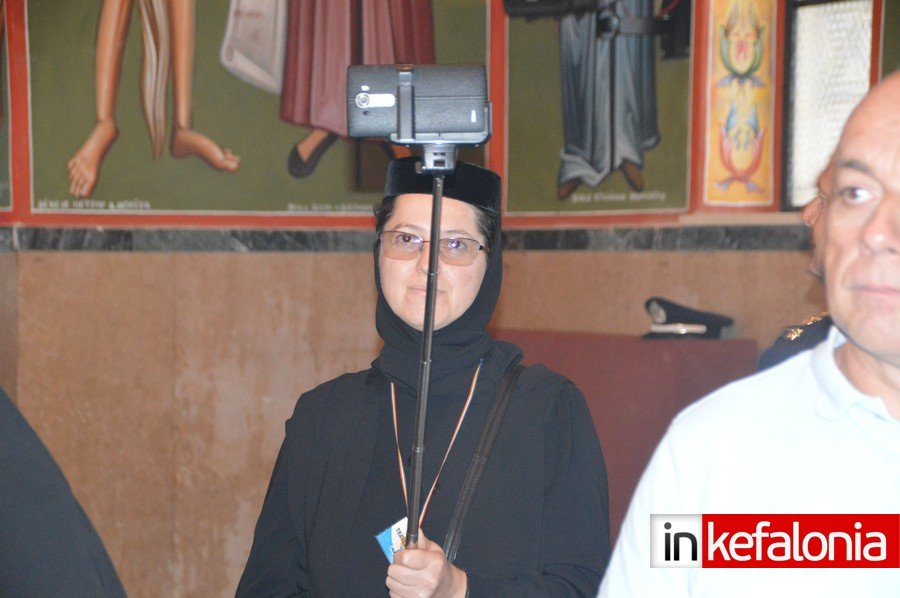 Viral: Μοναχή στην Κεφαλονιά βγάζει selfie με σελφοκόνταρο μέσα σε εκκλησία [εικόνα] | iefimerida.gr 0