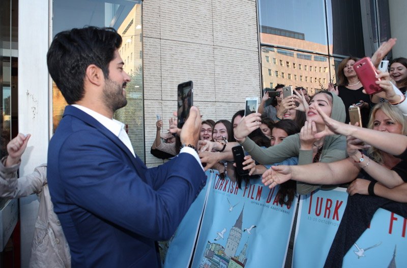 Παραλήρημα και ουρές για τον «Κεμάλ» του «Καρά Σεβντά» στην Αθήνα [εικόνες&βίντεο] | iefimerida.gr 2