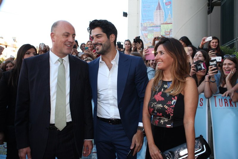 Παραλήρημα και ουρές για τον «Κεμάλ» του «Καρά Σεβντά» στην Αθήνα [εικόνες&βίντεο] | iefimerida.gr 3