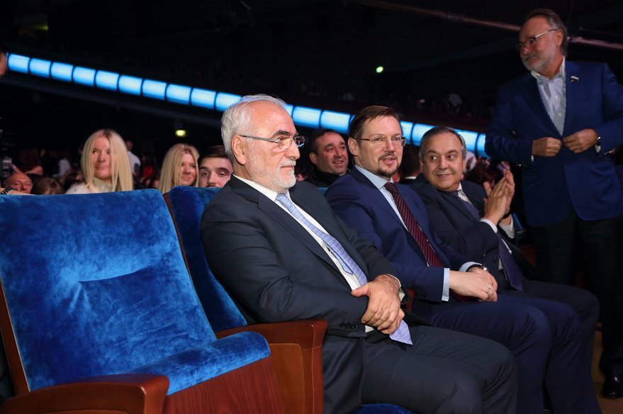 Ο Σάκης Ρουβάς μάγεψε τη Μόσχα -Χόρεψε συρτάκι στο Κρεμλίνο [εικόνες & βίντεο] | iefimerida.gr 3