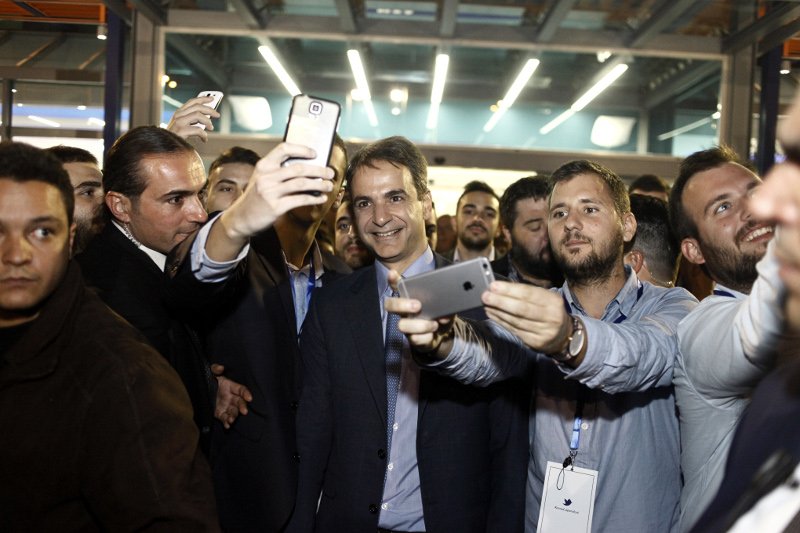 Selfies και νεανικά χαμόγελα στο συνέδριο της ΟΝΝΕΔ στην Παιανία [εικόνες] | iefimerida.gr 1