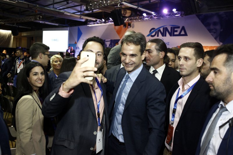 Selfies και νεανικά χαμόγελα στο συνέδριο της ΟΝΝΕΔ στην Παιανία [εικόνες] | iefimerida.gr 2