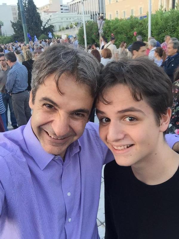 Δείτε τη Μαρέβα Μητσοτάκη να σκουπίζει με ηλεκτρική σκούπα [εικόνες] | iefimerida.gr 1