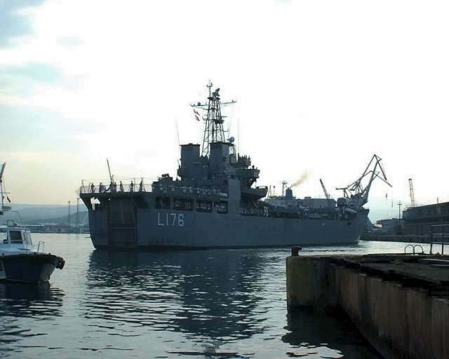 Πολεμικά πλοία στο λιμάνι της Θεσσαλονίκης -Καταπλέουν τα αρματαγωγά «Ρόδος», «Λέσβος» και η πυραυλάκατος «Κρυσταλλίδης» [εικόνες] | iefimerida.gr 0